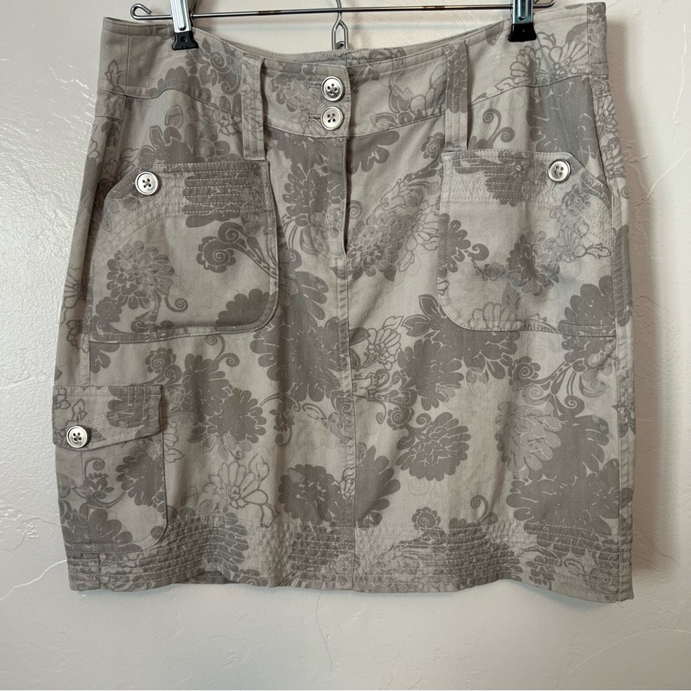 White House Black Market -Gray Floral Mini Skirt 
Size 6 —100% Silk